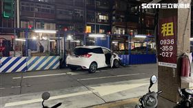 北市許男開車左轉福德街84巷，與對向鍾男轎車發生碰撞。（圖／翻攝畫面）