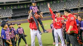 紅葉少棒隊球員胡爵，因滿壘下壓制強打林智勝獲得MVP。（圖／遠雄文教公益基金會提供）