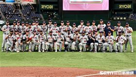 ▲世界12強棒球錦標賽，美國隊6：1擊敗委內瑞拉拿下季軍，全隊合影。（圖／特派記者劉彥池攝影）