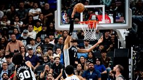 馬刺「怪物斑馬」溫班亞馬（Victor Wembanyama）單手灌籃。（圖／翻攝自馬刺隊官方X）