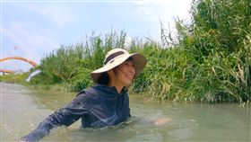 白心儀和團隊上山下海，更涉水記錄了一級保育類動物巴氏銀鮈的棲地。