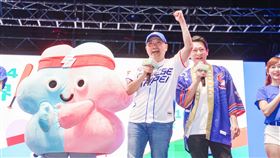新北市長侯友宜16日出席「 世界12強棒球賽直播派對 中華VS.日本」，與球迷一同為中華隊加油 (圖／新北市府提供)