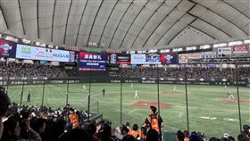 東京巨蛋使用繁體字感謝台灣球迷23日晚間的棒球12強比賽吸引4萬1674名觀眾入場。比賽期間，球場的大螢幕上顯示了「(滿)員御?」的字樣、英語的「THANK YOU FOR COMING」，同時也特意使用繁體字標示「感謝滿場觀眾」。中央社記者戴雅真東京攝  113年11月24日