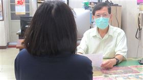 上億資產女會計師希望找回23年前男老師。照片非當事人。（圖／桃園市中壢區美滿服務中心提供）