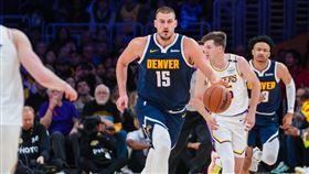 金塊一哥約基奇全場19投12中，高效拿下全場最高的34分，並抓下13個籃板和送出8次助攻。（圖／翻攝自金塊隊官方X）