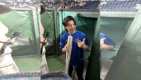 ▲世界12強冠軍戰前，台灣隊長陳傑憲與日本隊小園海斗交換球棒。（圖／記者張沛嘉攝影）