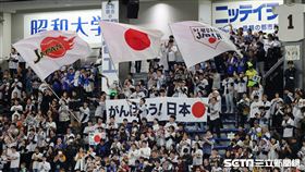 ▲世界12強棒球錦標賽冠軍戰，日本球迷在右外野搖旗吶喊。（圖／特派記者劉彥池攝影）