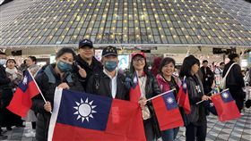 12強賽冠軍戰 台灣球迷衝東京巨蛋看球12強賽冠軍賽24日晚間由台灣與日本對決，有台灣球迷一大早就搭機來東京，希望碰運氣看有沒有票可以入場，即使沒有票，也要在東京巨蛋外替台灣加油。中央社記者戴雅真東京攝  113年11月24日