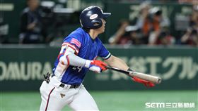 ▲世界12強棒球錦標賽冠軍戰，台灣隊中外野手陳傑憲敲出二壘安打。（圖／特派記者劉彥池攝影）