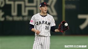 ▲世界12強棒球錦標賽冠軍戰，日本隊先發投手戶鄉翔征。（圖／特派記者劉彥池攝影）