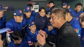 ▲世界12強冠軍戰賽前，WBSC副會長、中華棒協理事長辜仲諒到場邊勉勵台灣選手。（圖／中華棒協提供）