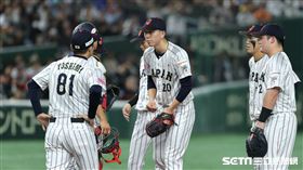 ▲世界12強棒球錦標賽冠軍戰，日本隊先發投手戶鄉翔征2出局被攻佔一、二壘，投手教練喊暫停。（圖／特派記者劉彥池攝影）