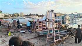 澎湖造船廠爆意外！維修漁船下水突翻覆　老闆兒子遭重壓「無生命跡象」。（圖／翻攝畫面）