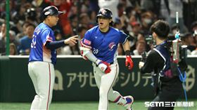 ▲世界12強棒球錦標賽冠軍戰，台灣隊中外野手陳傑憲炸裂3分砲。（圖／特派記者劉彥池攝影）