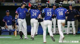 ▲世界12強棒球錦標賽冠軍戰，台灣隊中外野手陳傑憲炸裂3分砲。（圖／特派記者劉彥池攝影）