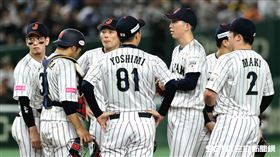 ▲世界12強棒球錦標賽冠軍戰，日本隊先發投手戶鄉翔征遭遇一、二壘有人危機，投手教練喊暫停。（圖／特派記者劉彥池攝影）