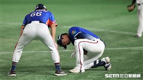 ▲世界12強棒球錦標賽冠軍戰，台灣隊一壘手潘傑楷撲上一壘受傷退場。（圖／特派記者劉彥池攝影）