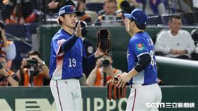 ▲世界12強棒球錦標賽冠軍戰，台灣隊第2任投手張奕和林立擊掌。（圖／特派記者劉彥池攝影）