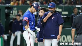 ▲世界12強棒球錦標賽冠軍戰，台灣隊捕手林家正揮擊後手部不適，經過治療後下場休息。（圖／特派記者劉彥池攝影）
