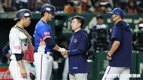 ▲世界12強棒球錦標賽冠軍戰，台灣隊捕手林家正揮擊後手部不適，經過治療後下場休息。（圖／特派記者劉彥池攝影）