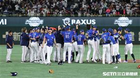 ▲世界12強棒球錦標賽冠軍戰，台灣隊4：0完封日本奪冠，球員在場中慶祝。（圖／特派記者劉彥池攝影）