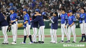 ▲世界12強棒球錦標賽冠軍戰，台灣隊4：0完封日本奪冠，總教練曾豪駒在場中擁抱球員。（圖／特派記者劉彥池攝影）