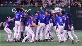 12強冠軍戰台灣完封日本  球員嗨翻（1）世界12強棒球賽台灣隊24日晚間在冠軍戰以4比0完封日本隊奪勝，球員在獲勝瞬間興奮衝入場內彼此擁抱、歡呼慶祝。中央社記者鄭清元攝 113年11月24日