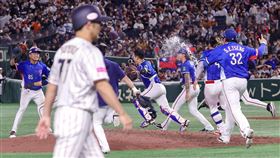 12強冠軍戰台灣完封日本  球員嗨翻（2）世界12強棒球賽台灣隊（藍衣）24日晚間在冠軍戰以4比0完封日本隊（白衣）、奪得史上首次世界第一榮耀。球員們在獲勝瞬間衝入場中歡慶，與日本球員落寞身影形成對比。中央社記者鄭清元攝  113年11月24日