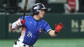 ▲世界12強棒球錦標賽複賽，台灣隊中外野手陳傑憲敲出安打，林立站上三壘。（圖／特派記者劉彥池攝影）