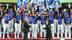 ▲台灣隊奪下世界12強棒球錦標賽冠軍，隊長陳傑憲高舉冠軍獎盃。（圖／特派記者劉彥池攝影）
