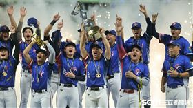 ▲台灣隊奪下世界12強棒球錦標賽冠軍，隊長陳傑憲高舉冠軍獎盃。（圖／特派記者劉彥池攝影）