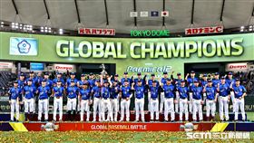 ▲台灣隊奪下世界12強棒球錦標賽冠軍，隊長陳傑憲高舉冠軍獎盃和全隊合影。（圖／特派記者劉彥池攝影）