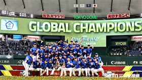 ▲台灣隊奪下世界12強棒球錦標賽冠軍，全隊和冠軍獎盃合影。（圖／特派記者劉彥池攝影）