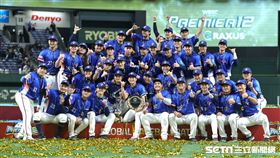 ▲台灣隊奪下世界12強棒球錦標賽冠軍，全隊和冠軍獎盃合影。（圖／特派記者劉彥池攝影）