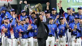 ▲台灣隊奪下世界12強棒球錦標賽冠軍，棒協理事長辜仲諒高舉冠軍獎盃。（圖／特派記者劉彥池攝影）