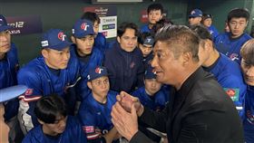 賽前棒協辜仲諒理事長特別到台灣隊休息區，先向情蒐組致意，又轉往球員休息區為球員加油。（圖／棒協提供）