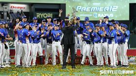 ▲台灣隊奪下世界12強棒球錦標賽冠軍，棒協理事長辜仲諒面向球員高舉冠軍獎盃。（圖／特派記者劉彥池攝影）