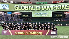 ▲台灣隊奪下世界12強棒球錦標賽冠軍，全隊換上冠軍衫合影。（圖／特派記者劉彥池攝影）