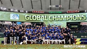 ▲台灣隊奪下世界12強棒球錦標賽冠軍，體育署長鄭世忠、棒協理事長辜仲諒、中職會長蔡其昌和全體球員合影。（圖／特派記者劉彥池攝影）