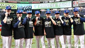 ▲台灣隊奪下世界12強棒球錦標賽冠軍，總教練曾豪駒和教練團成員合影。（圖／特派記者劉彥池攝影）