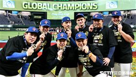 ▲台灣隊奪下世界12強棒球錦標賽冠軍，中信兄弟參賽成員曾頌恩（前排起）、江坤宇、彭政閔、王建民（後排起）、吳俊偉、岳東華、陳江和、黃恩賜合影。（圖／特派記者劉彥池攝影）