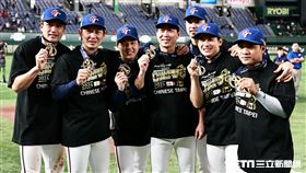 ▲台灣隊奪下世界12強棒球錦標賽冠軍，統一獅參賽成員潘傑楷（左起）、高志綱、郭俊麟、林岳平、林安可、陳傑憲、邱智呈合影。（圖／特派記者劉彥池攝影）