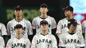 ▲日本隊不敵台灣隊獲得世界12強棒球錦標賽亞軍，先發投手戶鄉翔征（後排中）頒獎時表情複雜。（圖／特派記者劉彥池攝影）