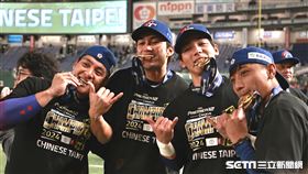 ▲台灣隊奪下世界12強棒球錦標賽冠軍，吉力吉撈・鞏冠、潘傑楷、陳晨威、吳俊偉合影。（圖／特派記者劉彥池攝影）