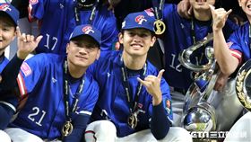 ▲台灣隊奪下世界12強棒球錦標賽冠軍，張奕（右）和吳俊偉合影。（圖／特派記者劉彥池攝影）