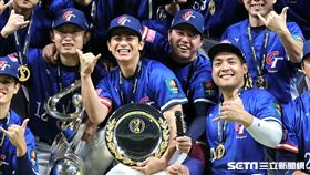 ▲台灣隊奪下世界12強棒球錦標賽冠軍，郭俊麟（右2）開心和其他球員合影。（圖／特派記者劉彥池攝影）
