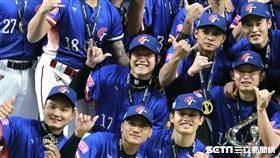 ▲台灣隊奪下世界12強棒球錦標賽冠軍，陳冠宇（中）開心和其他球員合影。（圖／特派記者劉彥池攝影）