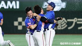 ▲世界12強棒球錦標賽冠軍戰，台灣隊朱育賢抓下最後1個出局數和隊友擁抱。（圖／特派記者劉彥池攝影）