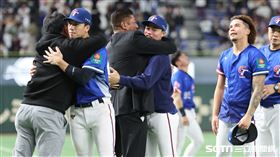 ▲台灣隊奪下世界12強棒球錦標賽冠軍，先發投手林昱珉賽後和棒協理事長辜仲諒擁抱。（圖／特派記者劉彥池攝影）