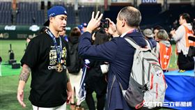 ▲台灣隊奪下世界12強棒球錦標賽冠軍，先發投手林昱珉賽後接受大聯盟記者訪問。（圖／特派記者劉彥池攝影）